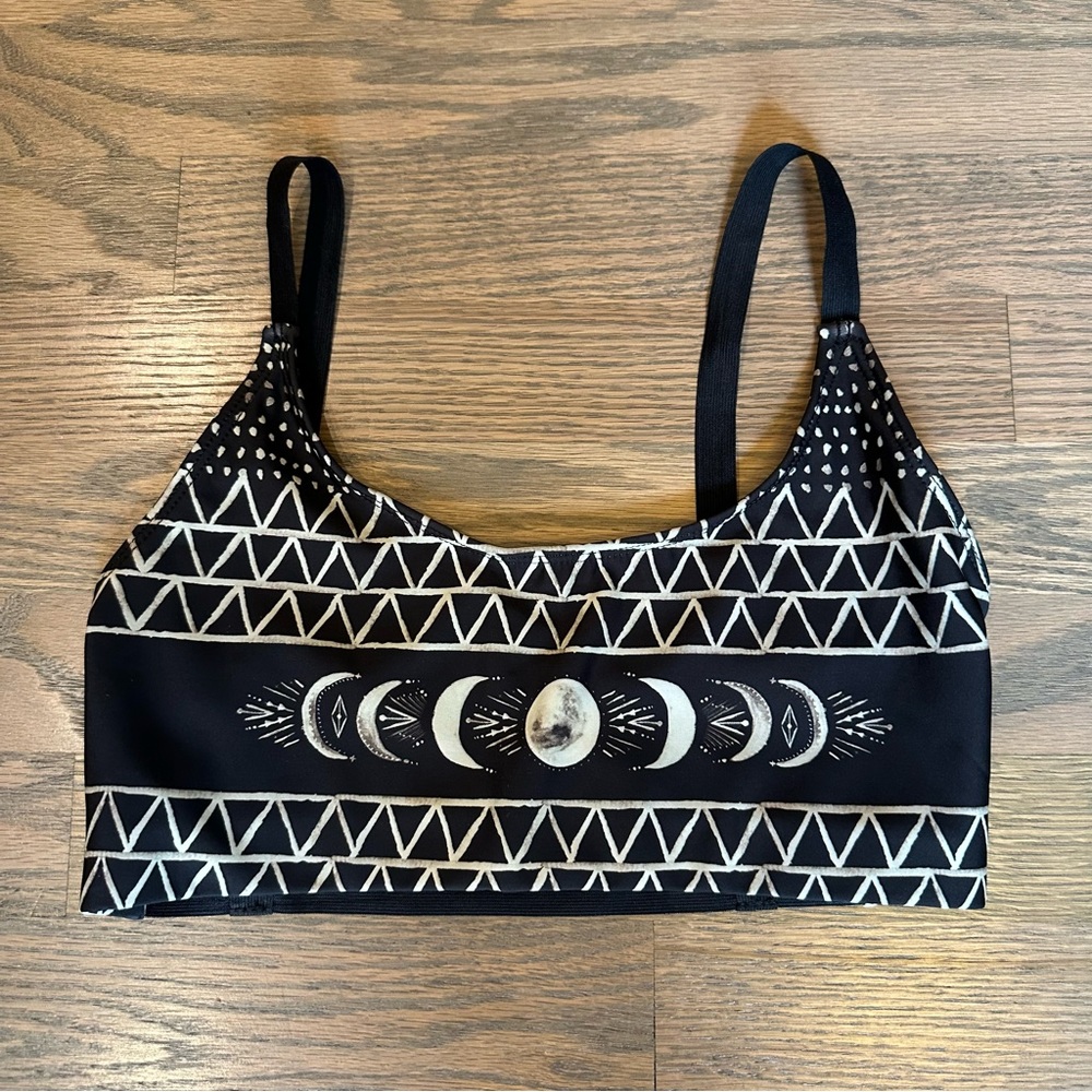 Onzie Las Lunas Moon Phase Sports Bra (black and white)